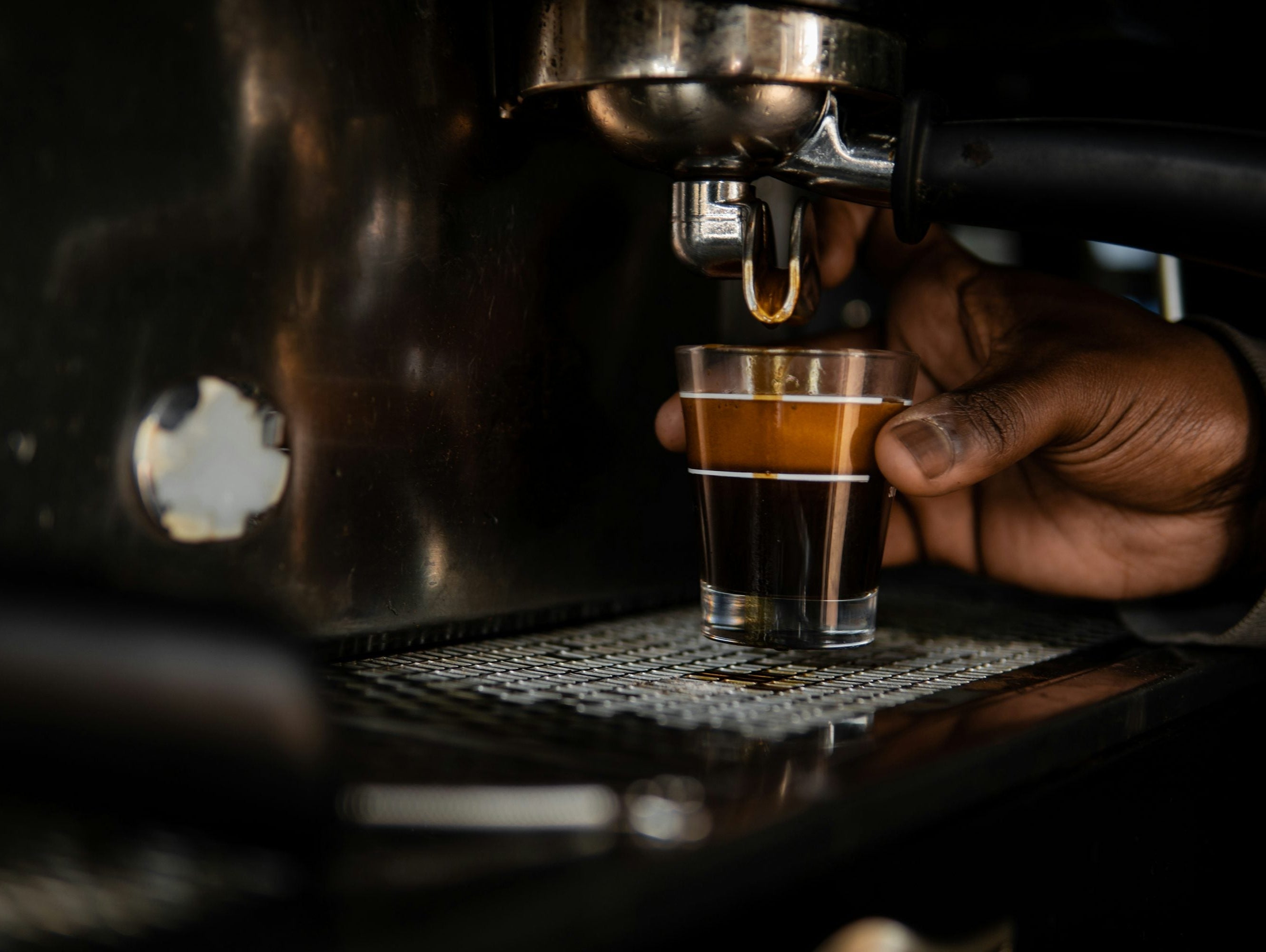 barista kahve yapiyor